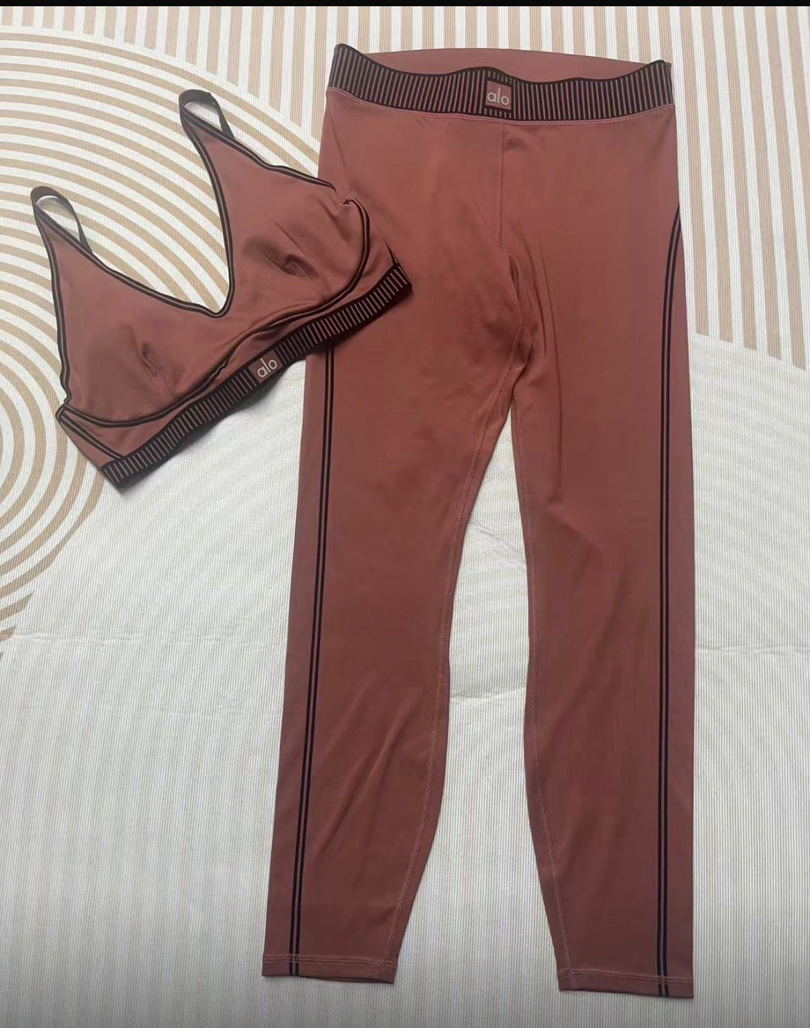 Alo Yoga Set